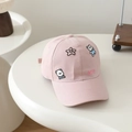 Dettaglio del cappellino rosa in cotone per bambini con ricami di orsetti e stella felice - Rosa Chiaro