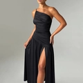 Detail van elegante zwarte one-shoulder jurk met zijsplit en verfijnde geplooide textuur - S / Zwart