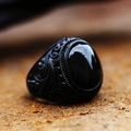 Anillo vintage para hombre de acero inoxidable con gema negra y detalles grabados - Talla EE. UU. 8 / Negro