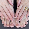 Dettaglio di unghie finte French rosa nudo per mani e piedi con finitura lucida - Set Combinato Mani e Piedi Rosa Nude Francese (JP0471-03)
