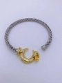 Detalle de pulsera de cable trenzado con cierre de herradura dorado y micro circonitas - Oro de 18K / Plata + Dorado