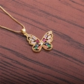 Collier papillon doré avec zircons colorés sur un support de fond en bois - Papillon doré avec zircone multicolore rectangulaire