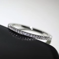 Vue macro d'une bague éternité en argent avec zircons brillants sur surface noire - US 6 / Argenté