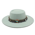 Détail d'un chapeau en feutre bohème avec ruban tressé coloré, franges et pierre turquoise - M (56-58cm) / Vert menthe