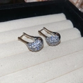 Vista macro di orecchini a cerchio a U in argento con scintillanti zirconi a pavé - Stile 2 Clip per orecchio / Argento