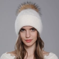 Gemütliche Wintermütze aus Angora-Kaninchenhaar mit flauschigem Waschbärpelz-Pompon-Detail - Weiß mit Naturfarbenem Bommel
