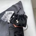 Elegante borsa a nuvola plissettata nera con catena d'argento e ciondolo di perle - Nero