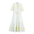 Elegante witte bloemenjurk met V-hals, pofmouwen en een strikceintuur in de taille - S / Wit