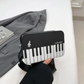 Dettaglio di una borsa a tracolla nera in pelle PU con motivo a tastiera di pianoforte bianco - Nero