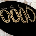 Detalle de cuatro pulseras de cadena dorada con cierre de mosquetón y cadena ajustable - Dorado (Juego de 4 Piezas)