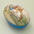 Caja de hojalata de huevo de Pascua con ilustración de conejo y base azul - Nuevo Huevo de Estaño de Pascua Estilo D (Conejo Retro Conduciendo)