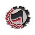 Spilla Antifa in metallo con bandiere rossa e nera, corona d'alloro e ingranaggio - Stile Doppia Bandiera Rossa e Nera (W8294)