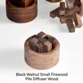 Diffuseur en noyer rond avec morceaux de bois empilés naturels sur fond blanc pur - Petit Tas de Bois Noyer Noir