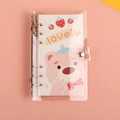Detail von rosa Bär- und Erdbeermuster auf transparentem PVC-A6-Ringbuch-Notizbuch - A6 6-Loch Loseblattbinder - LOVELY (Nur Hülle)