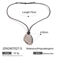 Collar de acero inoxidable plateado con cordón negro mostrando longitud de cadena 70 cm - Colgante Plateado Irregular (JDN2407027-S)