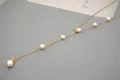 Dettaglio della collana a Y regolabile in titanio dorato con perle d'acqua dolce - Stile Revisionato (46-60 cm)