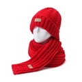 Set invernale con berretto rosso in maglia a trecce e sciarpa abbinata con patch in pelle - Berretto Rosso + Sciarpa