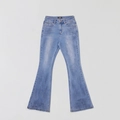Dettaglio dei jeans a zampa azzurri con patta a bottoni e trama denim lavata - XS / Celeste