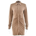 Détail d'une robe chemise marron en velours à manches longues avec taille froncée - S / Marron