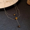 Collana a doppio strato in oro con tre perle di occhio di tigre marrone su feltro grigio - Stile a Doppio Strato con Decorazione a Stella / Oro (Perle Caffè)