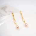 Orecchini a catena dorata con perle barocche rosa e perno a sfera minimalista - Perla Rosa Ago in Acciaio