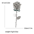 Detalle del broche de rosa con diamantes, esmalte y perla, dimensiones 8,1 cm x 2,8 cm - Plateado