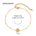 Dettaglio del bracciale mughetto con ciondolo a fiore dorato da 0.72cm e cristalli - Stile Margherita (JDBW2304004)