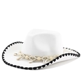 Detalle de sombrero vaquero blanco con costuras negras, banda tejida, cuentas y conchas - M(56-58cm) / Sombrero blanco con costura negra