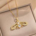 Elegante collana con ape placcata in oro con zirconi e perla su vassoio espositivo - Collana Ape Dorata