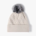Winter-Strickmütze in Cremeweiß mit flauschigem Kunstpelz-Bommel an der Spitze - Beige