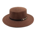 Détail de la texture d'un chapeau de paille marron avec sangle en cuir et boucle dorée - Café
