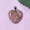 Pendentif cœur en pierre naturelle rose avec taches noires et fermoir en métal argenté - 34-Marbre Rouge