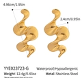 Dettaglio orecchini a spirale in acciaio inossidabile placcato oro 18K con misure - Stile Onda Dorata (YYE023723-G)