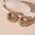 Dettaglio di orecchini a perno tondi in zirconia champagne con montatura halo - Ago in Argento - Orecchini Tondi Dorati con Diamanti Incastonati