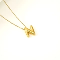 Collier avec pendentif lettre N dorée 18 carats style bulle et texture bambou - Lettre N(S-P062-N)