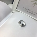 Minimalistischer verstellbarer Ring in Silberoptik mit gehämmerter Textur und offenem Band - Silberner strukturierter unregelmäßiger Ring