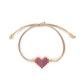 Verstellbares beige Perlenarmband mit goldenem Herzanhänger und rosa Steinen auf weißem Grund - Rosa Strass Herz Stil (JSS240014A)