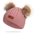 Rosa Strickmuetze fuer Kinder mit doppeltem Fell-Pompon und suessem Leder-Etikett. - Hut / Doppelbommel / Dunkelrosa