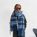 Nahaufnahme des blau-grauen karierten Mohair-Schals mit dicker Strickstruktur und Quasten - Blau