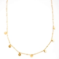 Dettaglio di una collana dorata a strati con piccoli ciondoli a disco tondi e piatti - Oro con dischi tondi