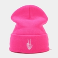 Detailansicht der pinkfarbenen Strickmütze mit weißer Totenkopf-Finger-Stickerei - M (56-58cm) / Fluoreszierendes Rosenrot