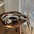Primo piano della borsa tote in peluche teddy con motivo patchwork su uno sgabello - Piccola borsa a tracolla
