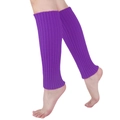 Detail der lila gerippten Beinstulpen aus elastischem Strickmaterial für warme Beine - Einheitsgröße / Lila