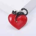 Spilla gatto nero su cuore rosso in smalto con dettagli dorati e stile elegante - Nero