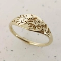 Anillo de sello vintage con grabado floral, acabado dorado y patrones de ramas botánicas - US 5 / Dorado