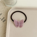 Détail de l'élastique papillon rose avec gravure faite main sur un plateau beige - Rose Violet