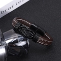 Detalle de una pulsera de cuero trenzado marrón con un nudo de metal negro y cierre magnético - Marrón/Hebilla Negra