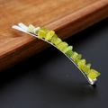 Makroaufnahme von grünen Kristallsteinen auf einer silbernen Haarspange aus Metall - Koreanische Jade mit Silberclip