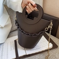 Sac seau élégant en cuir marron foncé avec bandoulière en chaîne dorée et poignée - Marron