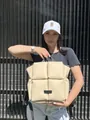 Détail du sac à dos matelassé beige en similicuir écologique de haute qualité - Abricot
